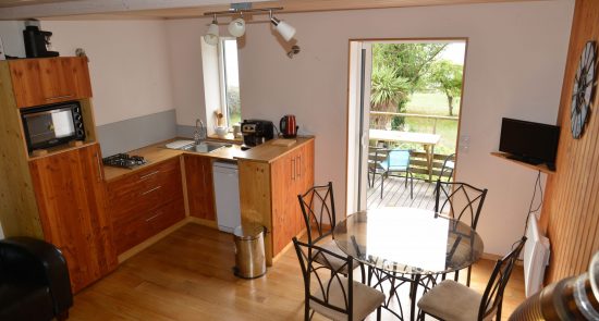 salon cuisine équipée balcon vue sur mer gite bretagne bord de mer morbihan 56